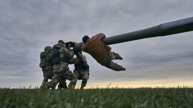 Украинские военные с гаубицами M777