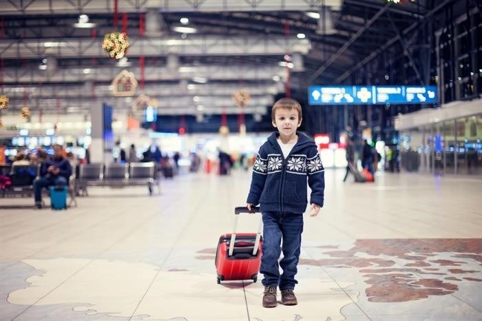 Самолеты с детьми в аэропорту